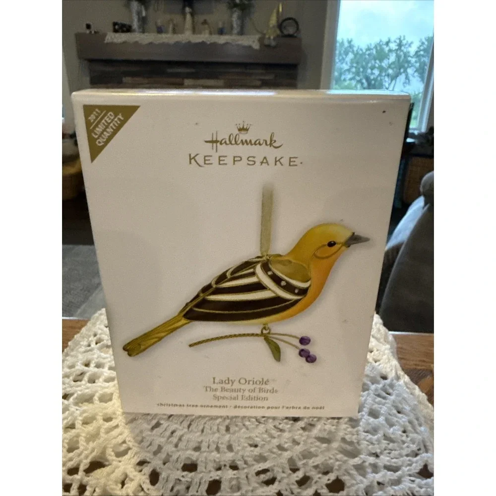 2011 Hallmark Ornament Lady Oriole Beauty of Birds Special Edition